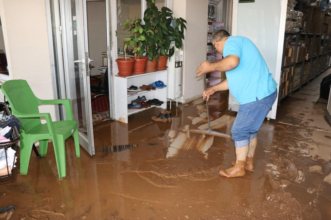 Gaziantep'te etkili olan yağışın sele dönüşmesi sonucu ev ve işyerleri çamur deryasına döndü